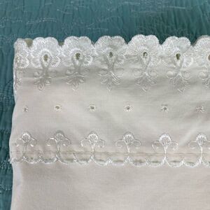 Elegant White Lace Trim Twin flat Sheet Vtg w/ matching Pillow case.